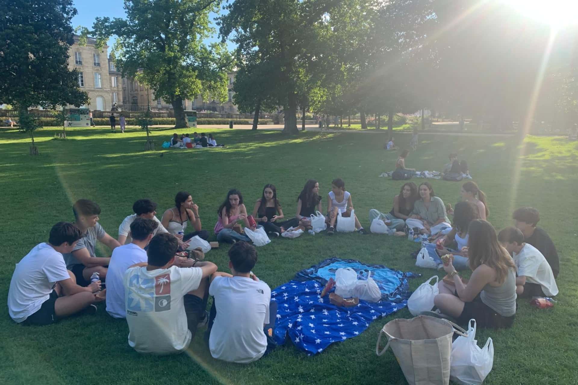 Jeunes participants réunis dans un parc pendant un séjour linguistique en France