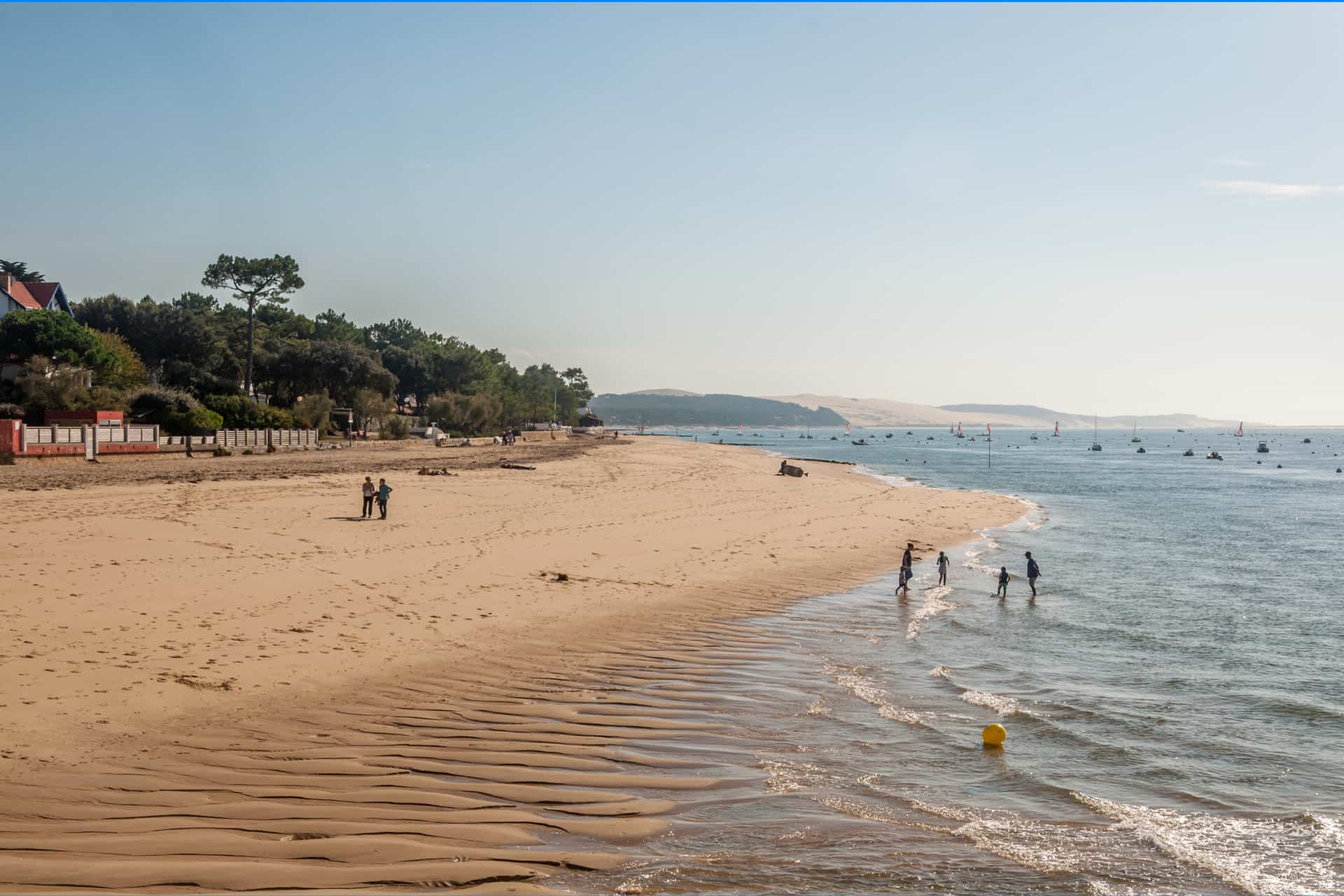 Plage du bassin d’Arcachon avec vue sur la Dune du Pilat.
