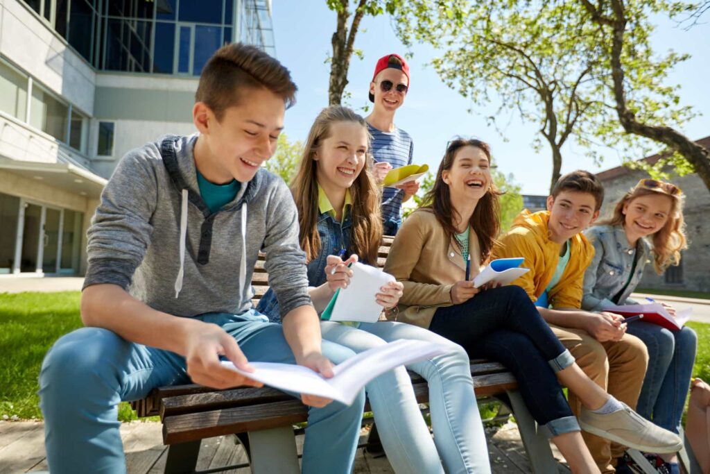 Jeunes étudiants internationaux pendant leur programme scolaire dans un lycée français