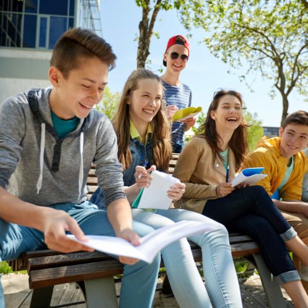 Jeunes étudiants internationaux pendant leur programme scolaire dans un lycée français