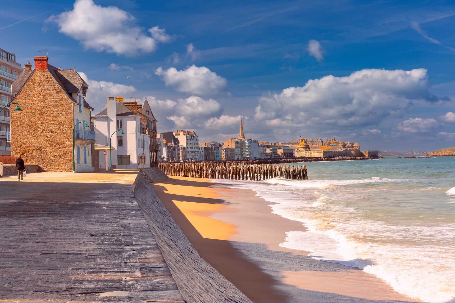 Vue du littoral et des remparts de Saint-Malo en Bretagne pendant un séjour linguistique