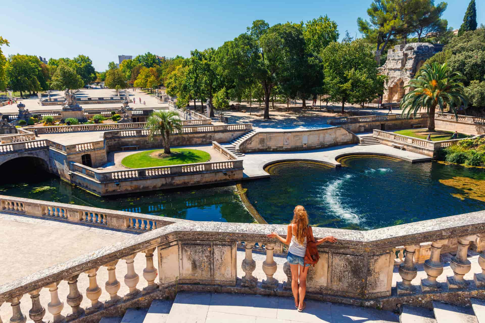 Vue des jardins historiques de Nîmes pendant un séjour culturel vallée du Rhône pour groupes internationaux.