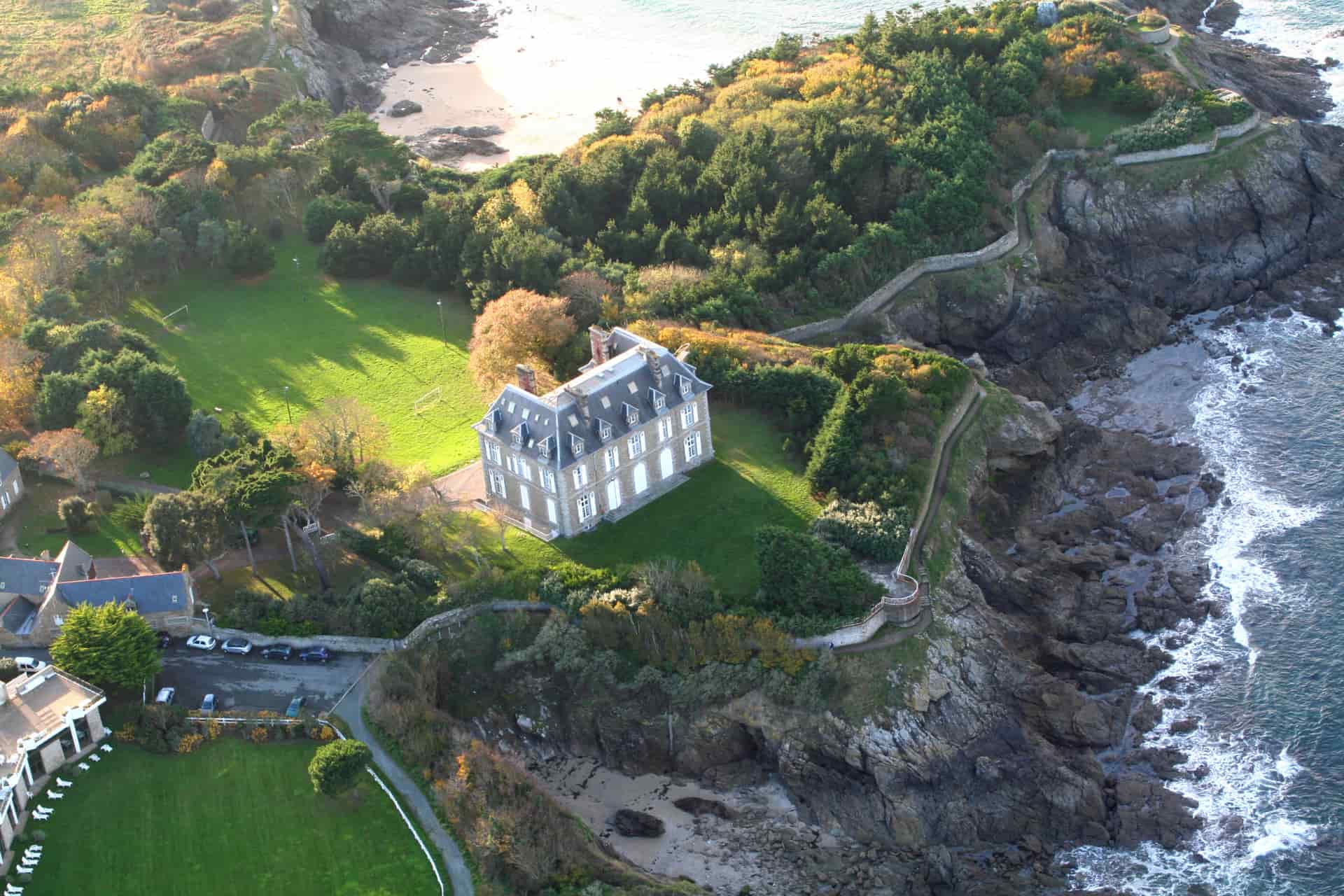 Vue aérienne d’une villa en bord de mer à Saint-Malo pendant un séjour linguistique en Bretagne