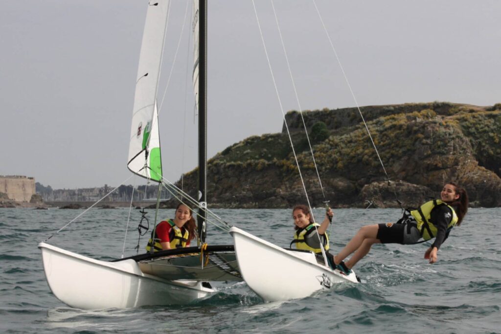 Jeunes adolescents pratiquant la voile à Saint-Malo pendant un séjour linguistique