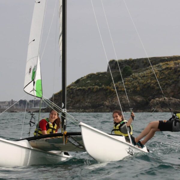 Jeunes adolescents pratiquant la voile à Saint-Malo pendant un séjour linguistique
