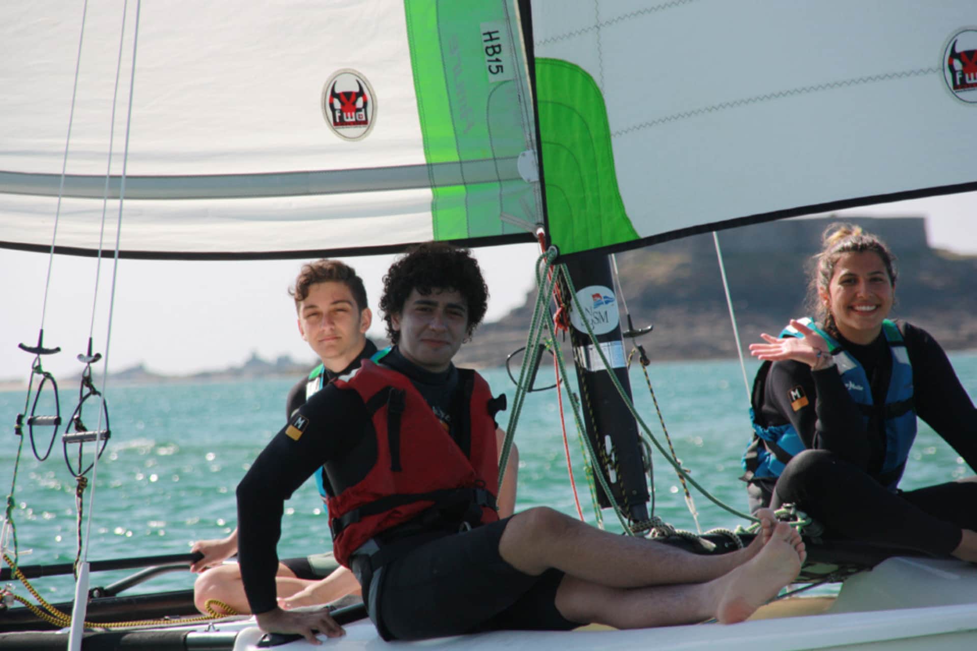 Groupe de jeunes en activité voile pendant un séjour linguistique à Saint-Malo