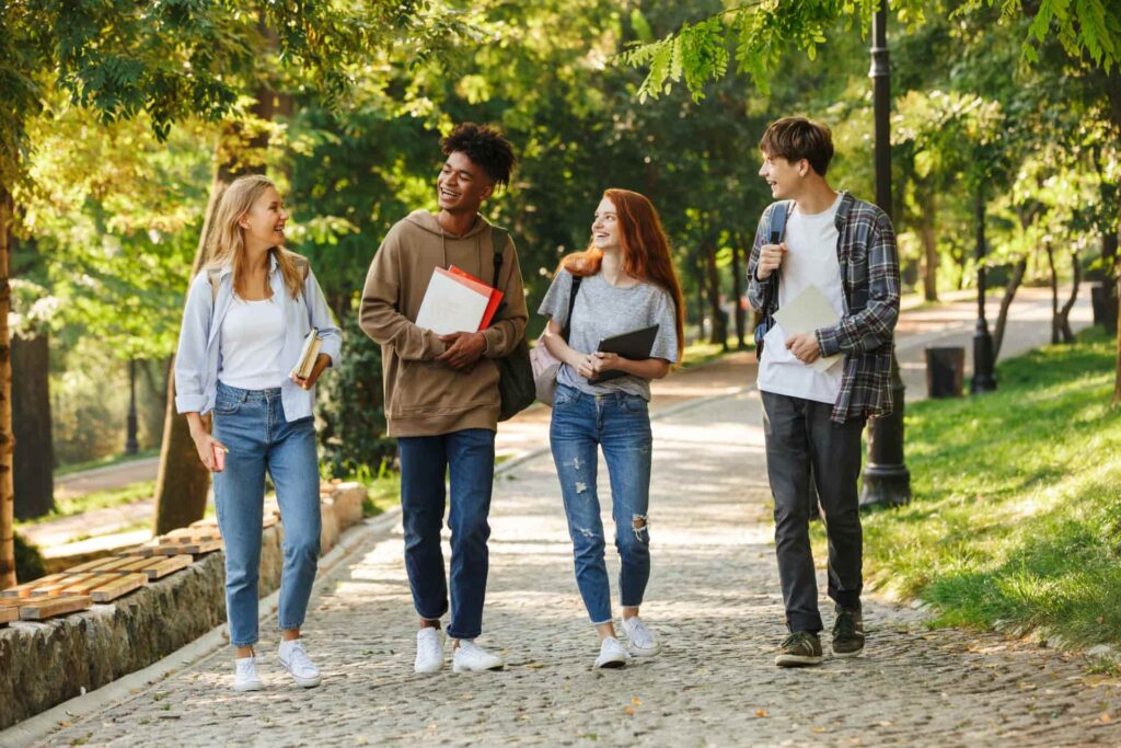 Étudiants internationaux marchant ensemble pendant leur programme scolaire en France.