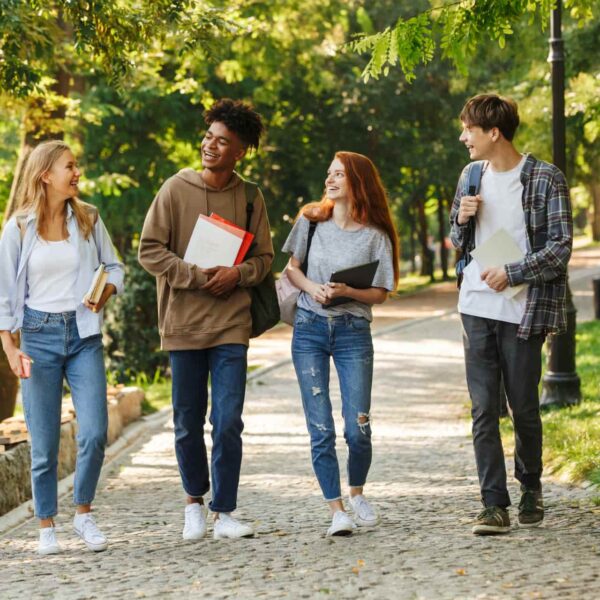 Étudiants internationaux marchant ensemble pendant leur programme scolaire en France.