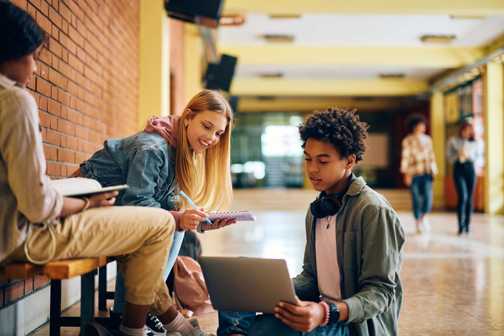 Jeunes étudiants internationaux échangeant dans un établissement scolaire en France