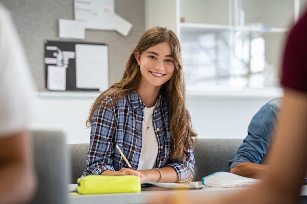 Étudiante internationale pendant son programme scolaire dans un lycée français