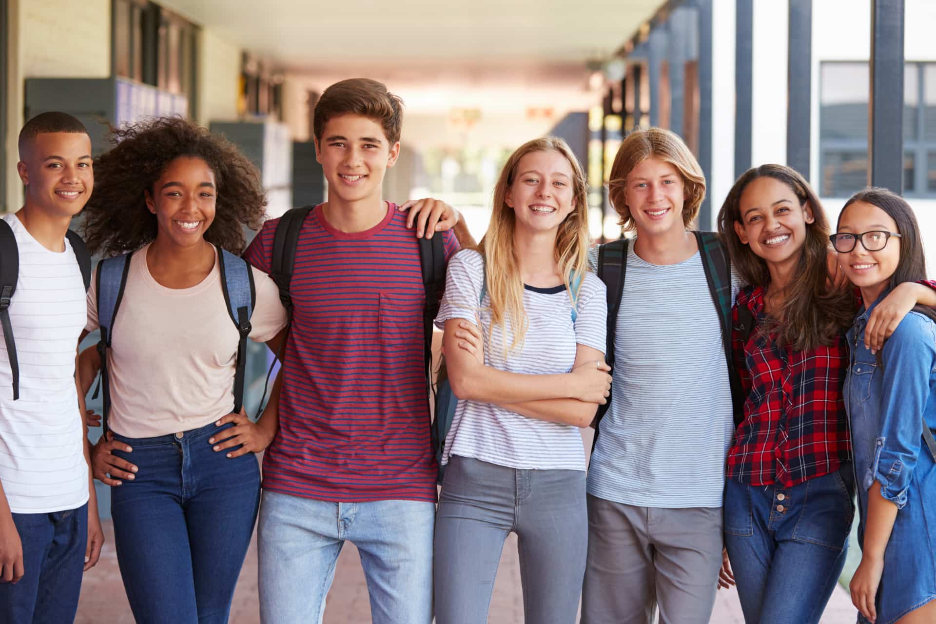 Groupe de jeunes internationaux dans un lycée français pendant leur immersion scolaire en France