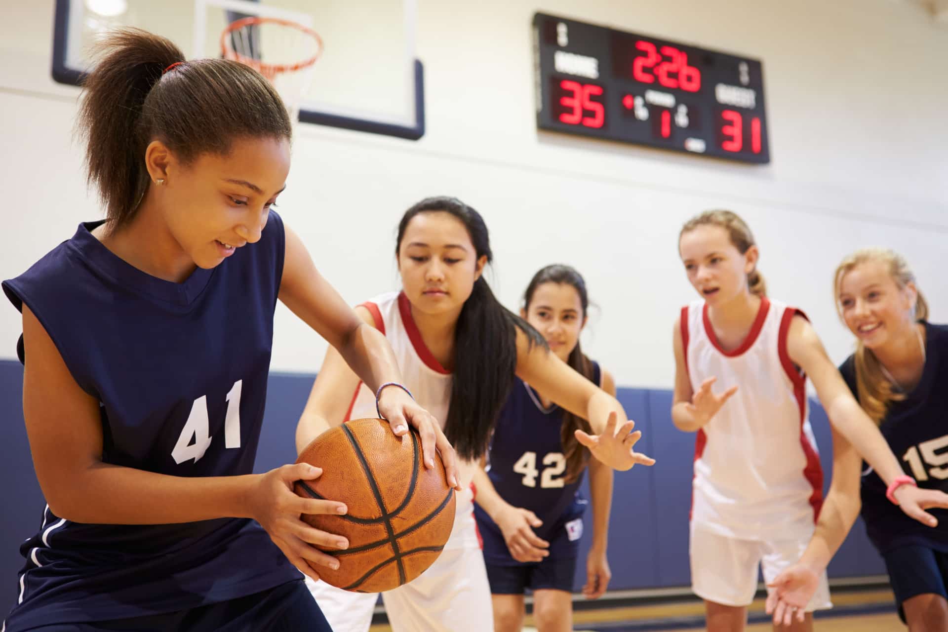 Étudiantes jouant au basketball dans le cadre d’un programme scolaire en France avec option sport