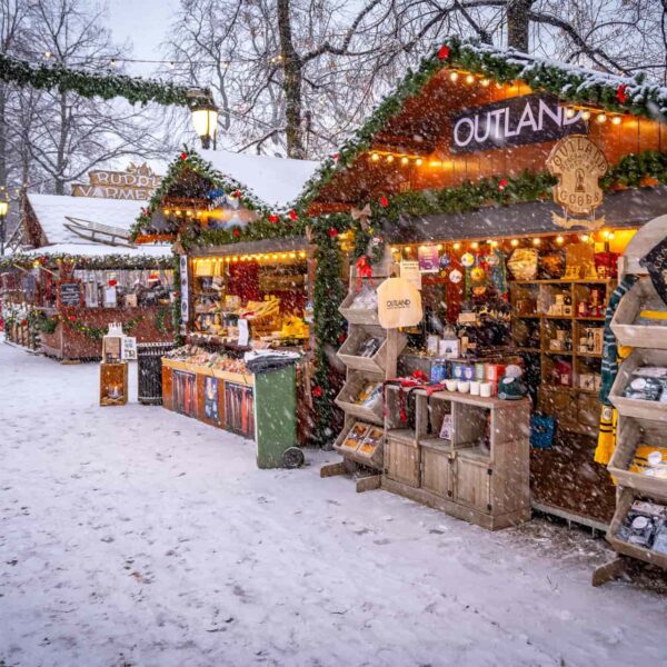Marché de Noël et chalets illuminés dans les rues d'Oslo