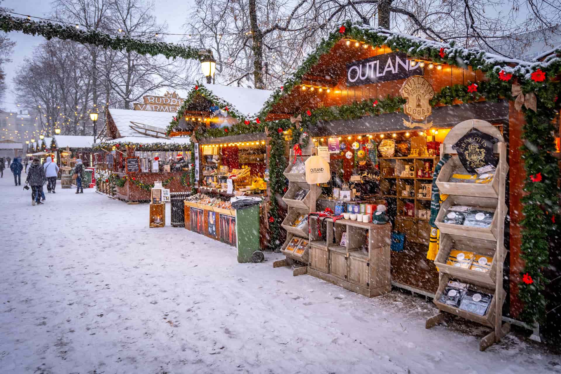 Marché de Noël et chalets illuminés dans les rues d'Oslo