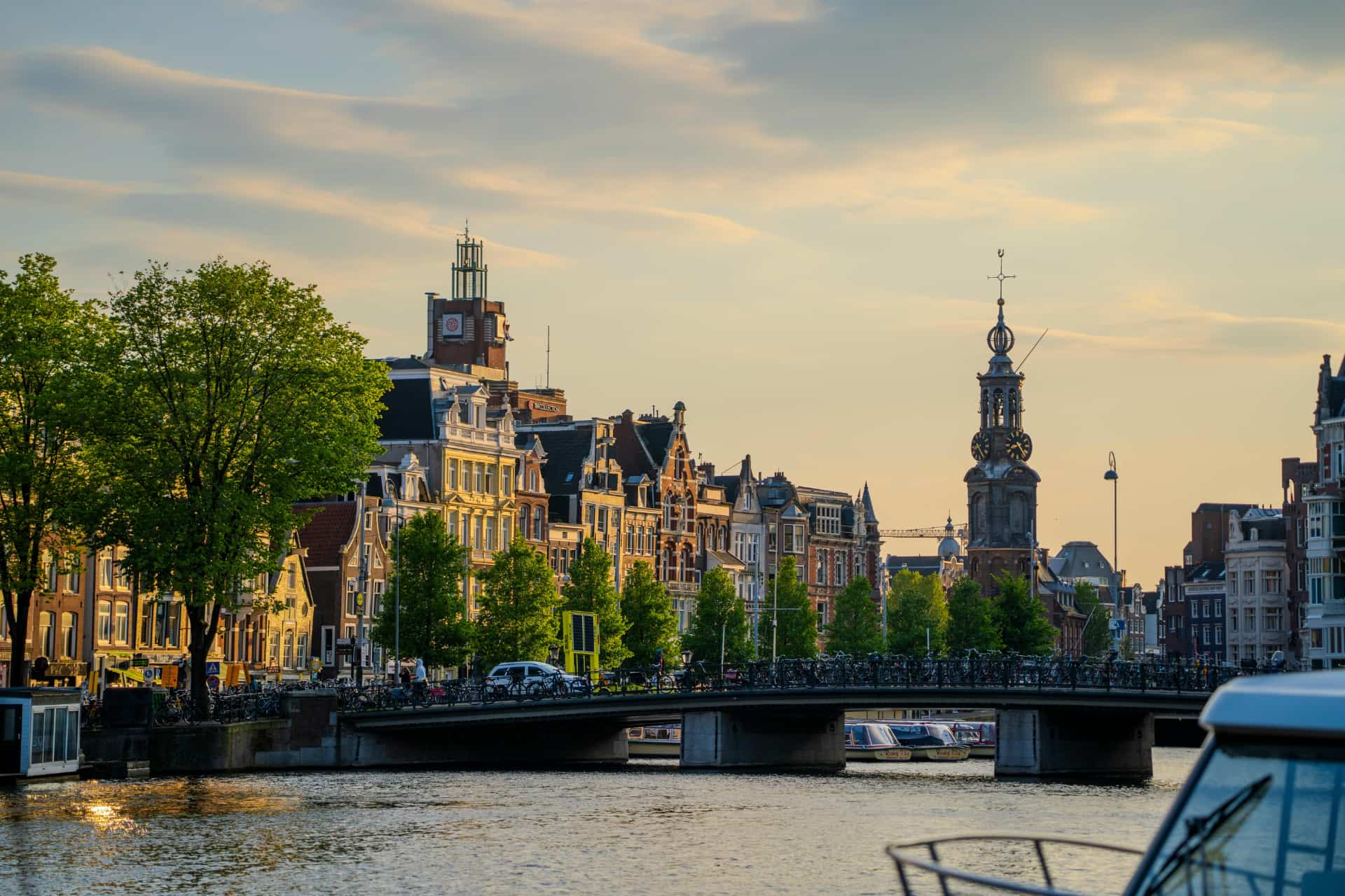 Vue du centre historique et des canaux d'Amsterdam lors d'une colonie de vacances aux Pays-Bas.