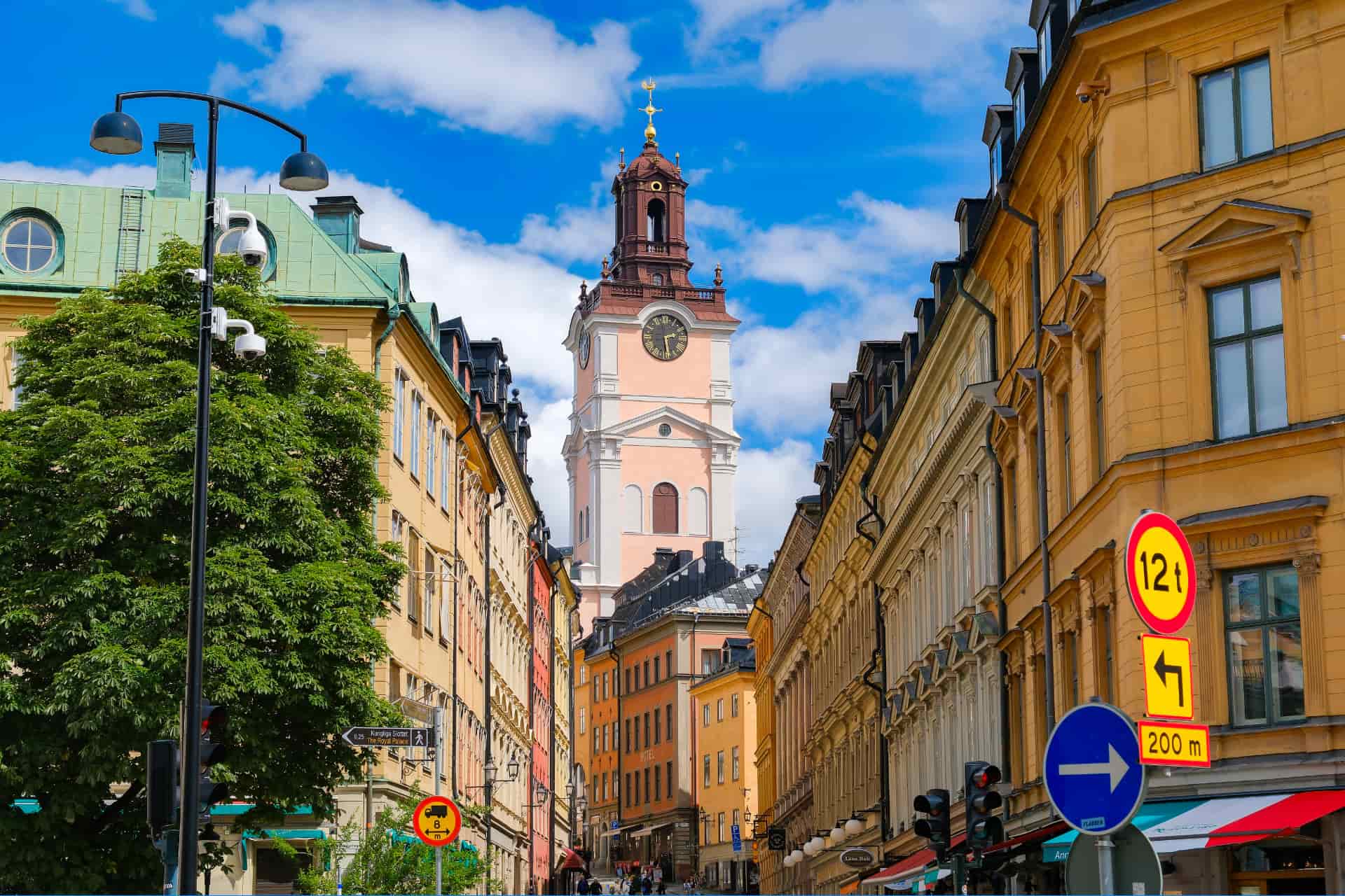 Colonie de vacances à Stockholm dans les rues du quartier historique de Gamla Stan.