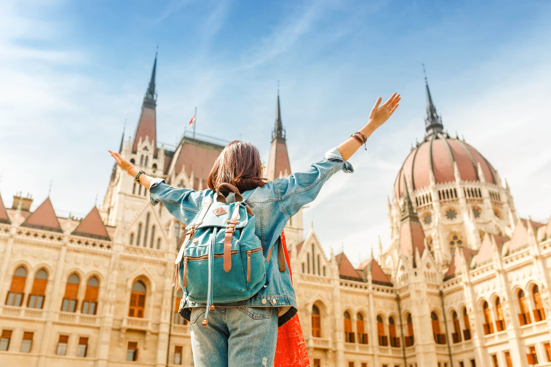 Adolescente devant le Parlement lors d'une colonie de vacances à Budapest