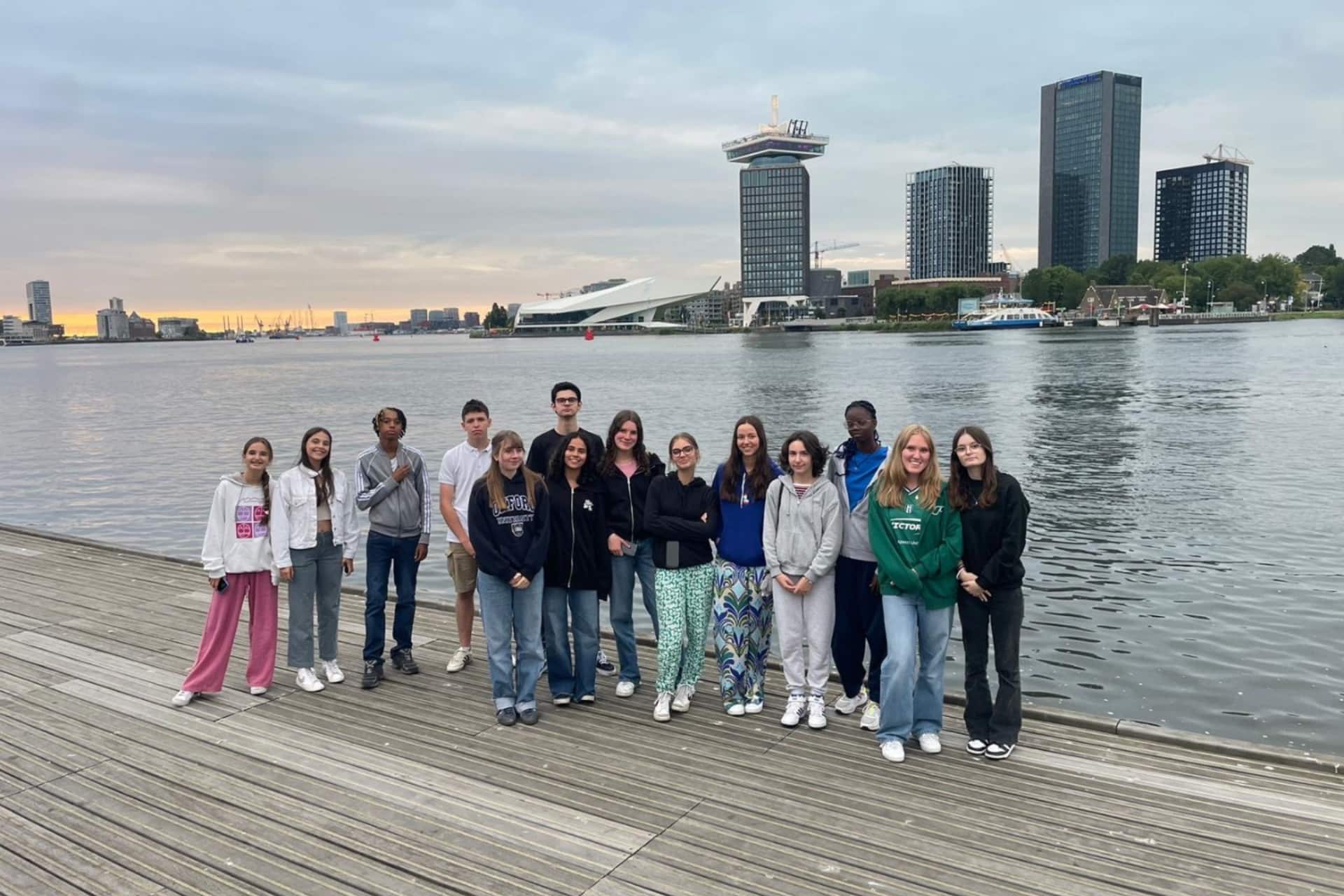 Jeunes participant à une colonie de vacances à Amsterdam au bord de l'eau.