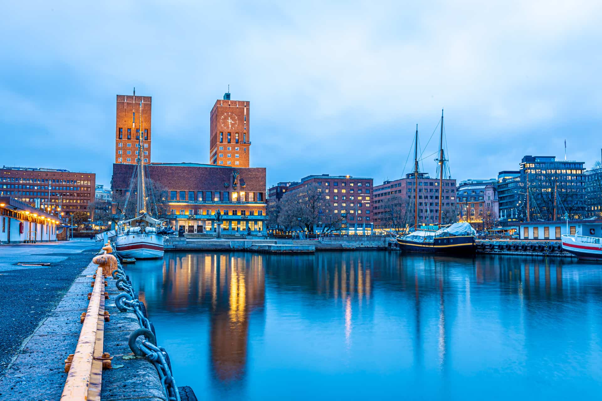 Vue sur le port et l'hôtel de ville d'Oslo en Norvège