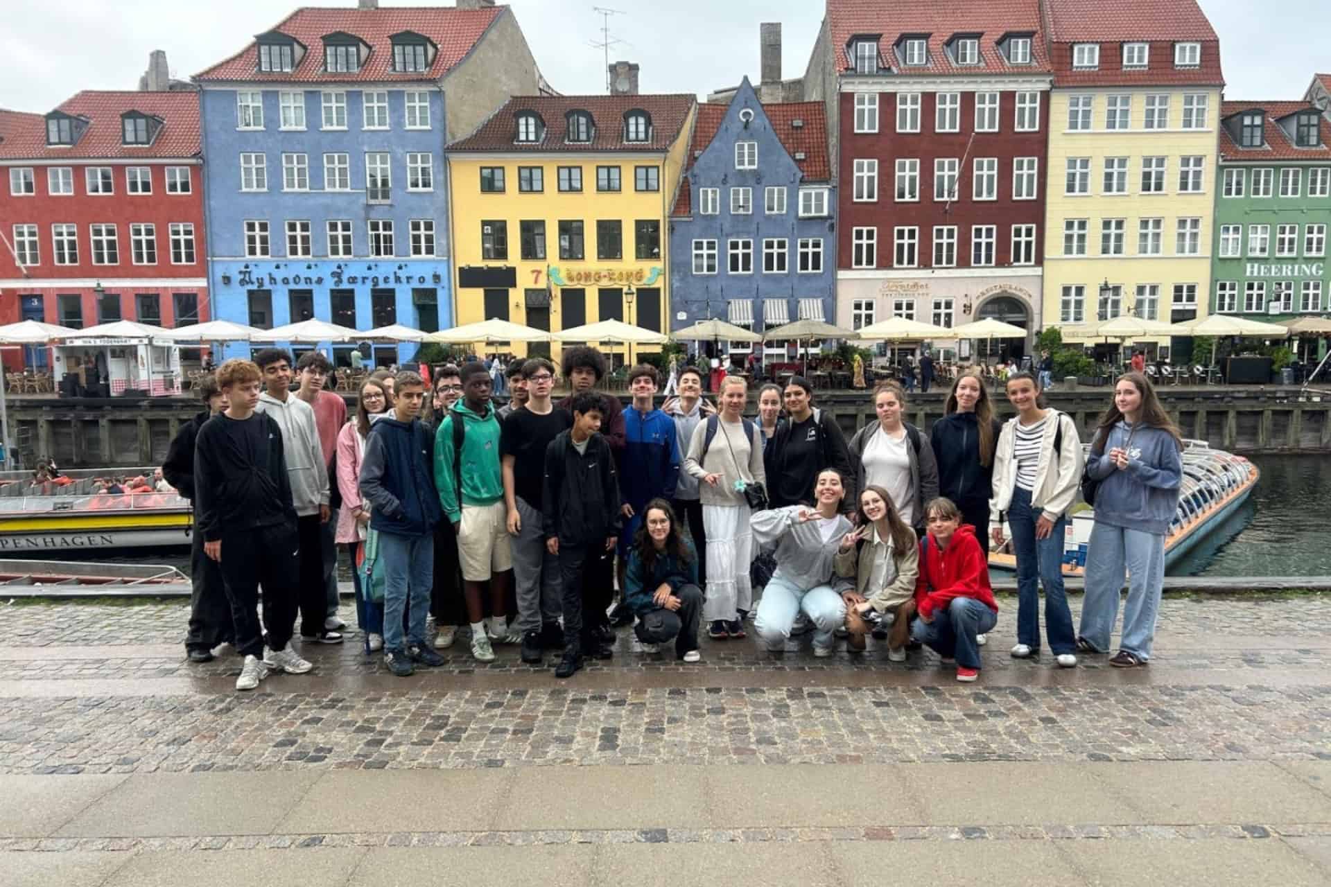 Les participants de cette colonie de vacances à Copenhague explorent les quartiers emblématiques de la ville et découvrent la culture danoise dans une ambiance conviviale et encadrée.