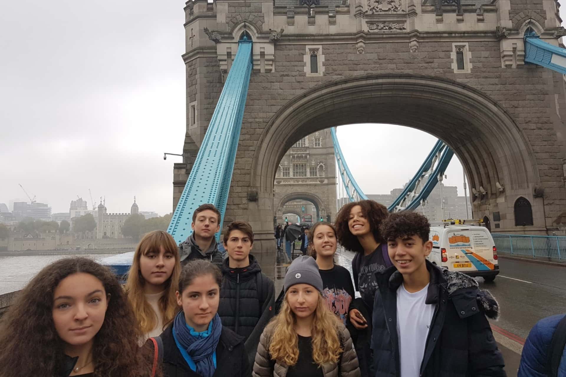 Groupe d'adolescents devant Tower Bridge à Londres