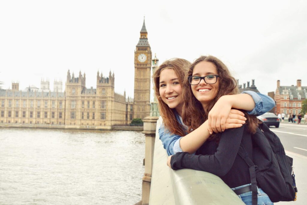 Deux participantes découvrent Big Ben lors de leur colonie de vacances à Londres.