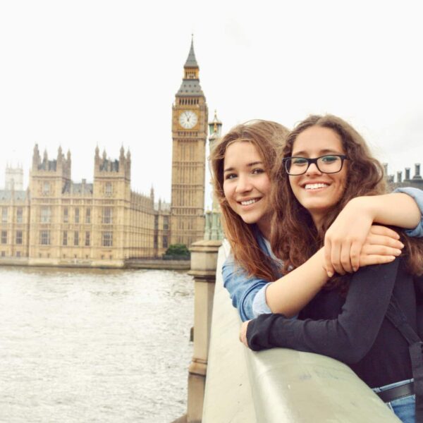 Deux participantes découvrent Big Ben lors de leur colonie de vacances à Londres.