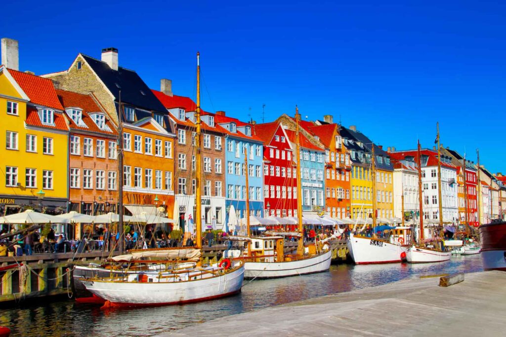 Quartier de Nyhavn à Copenhague avec ses maisons colorées lors d'une colonie de vacances au Danemark