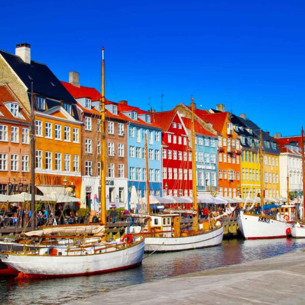 Quartier de Nyhavn à Copenhague avec ses maisons colorées lors d'une colonie de vacances au Danemark