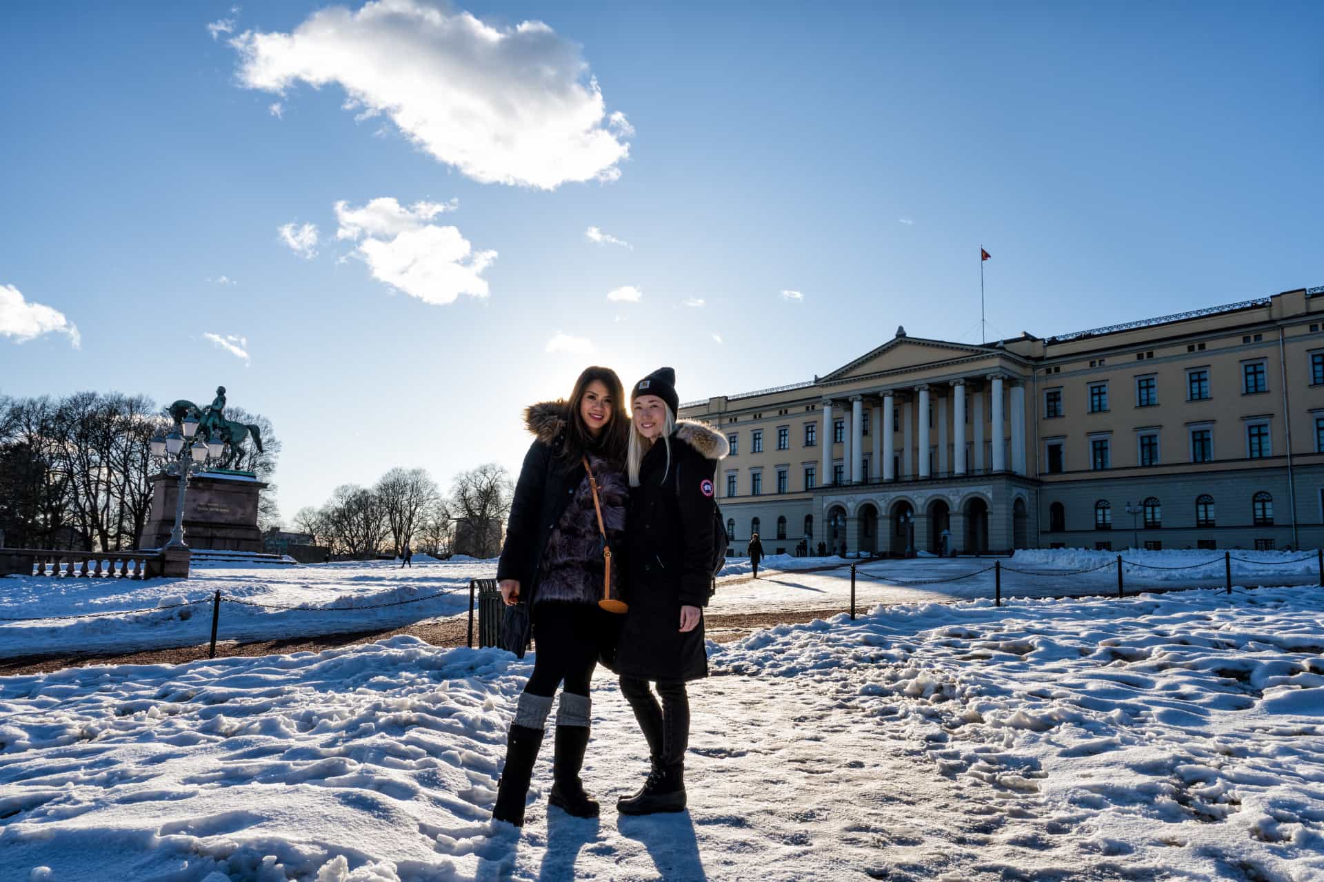 Jeunes devant le Palais Royal lors d'une colonie de vacances à Oslo