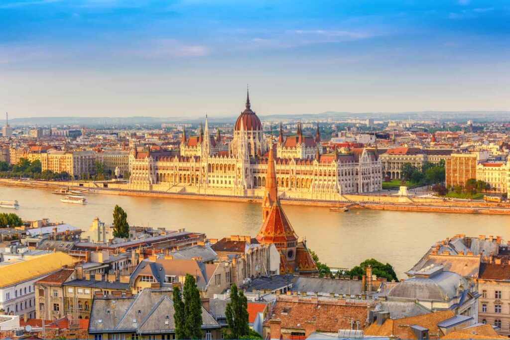 Parlement hongrois sur les rives du Danube lors d'une colonie de vacances à Budapest