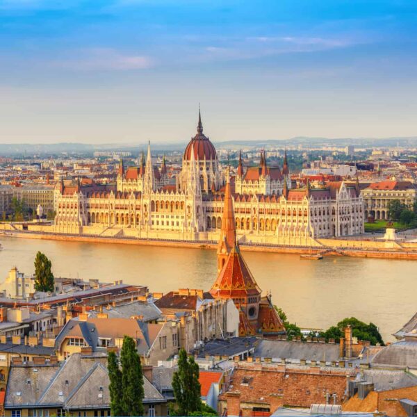 Parlement hongrois sur les rives du Danube lors d'une colonie de vacances à Budapest
