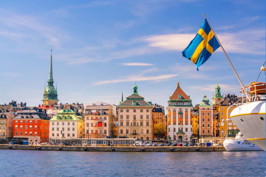 Colonie de vacances à Stockholm avec vue sur le front de mer et le drapeau suédois.
