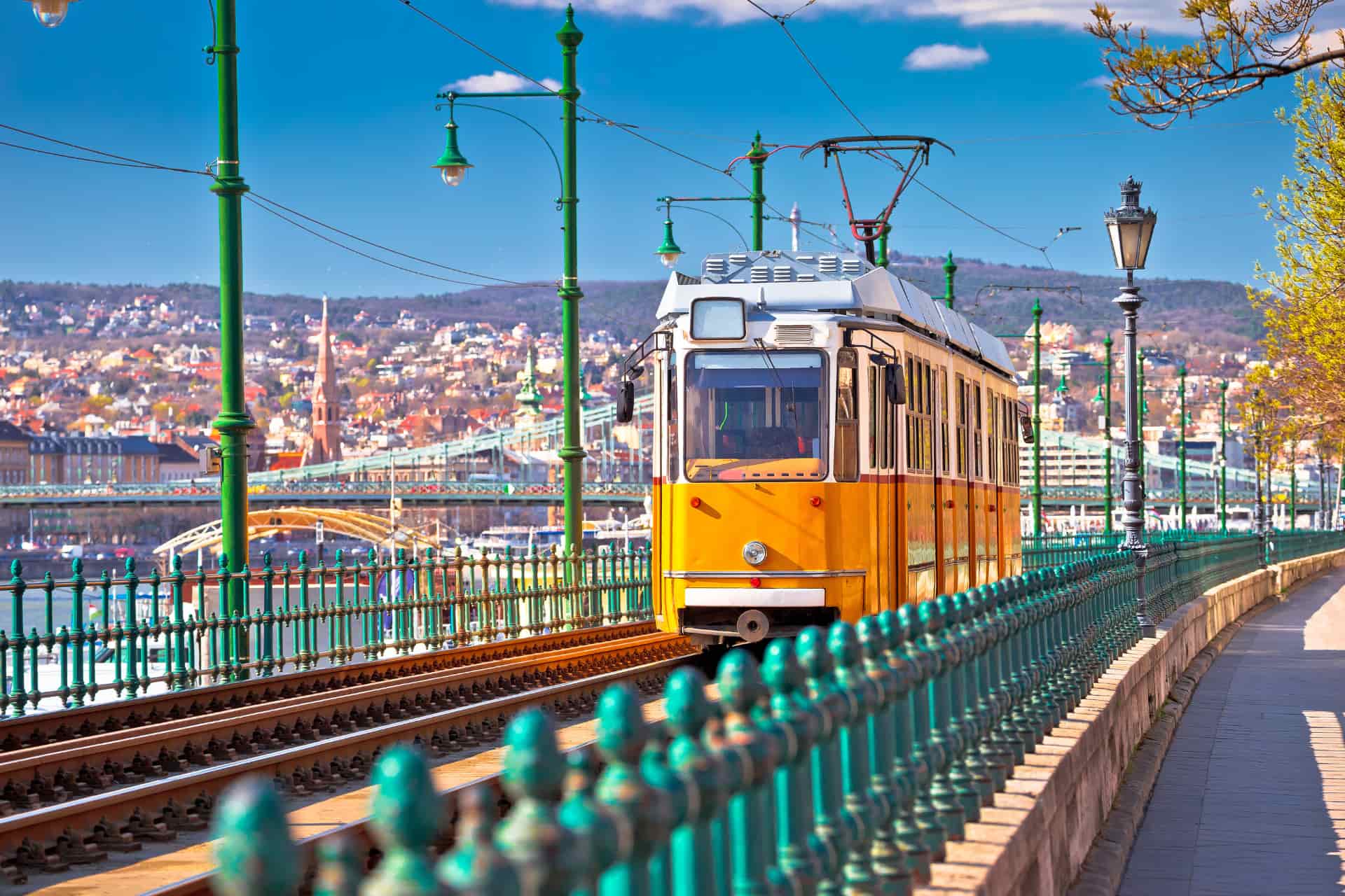 Tramway jaune dans les rues de Budapest pendant une colonie de vacances en Hongrie