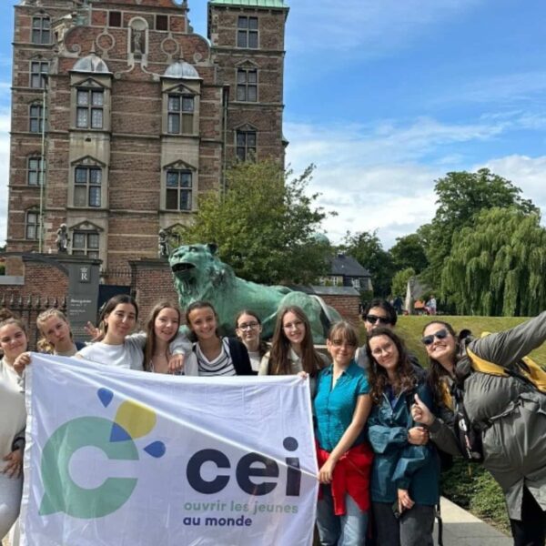 Adolescents découvrant le patrimoine pendant leur colonie de vacances.