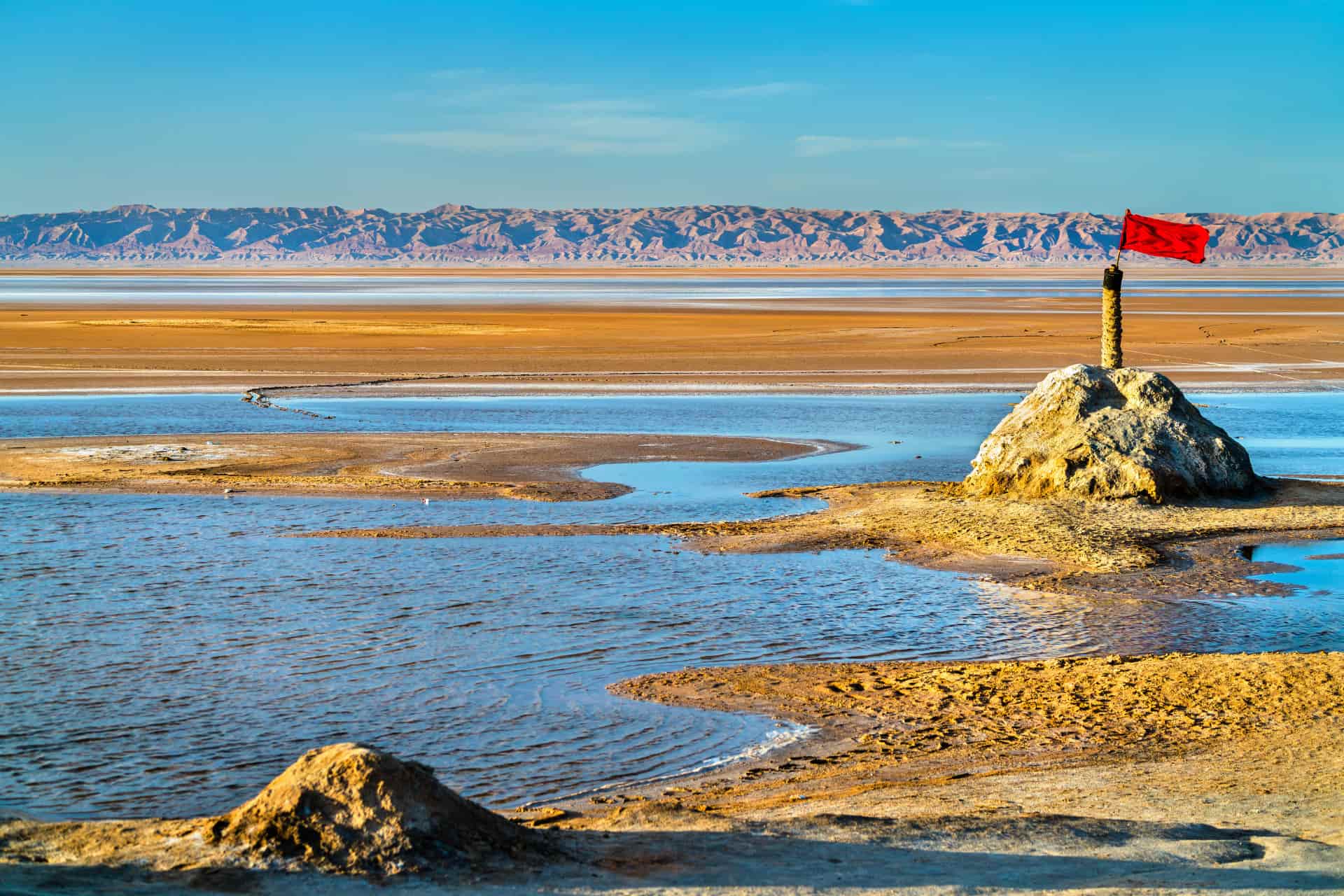 Vue du Chott el Jerid, célèbre lac salé du sud tunisien, lors d'une colonie de vacances en Tunisie