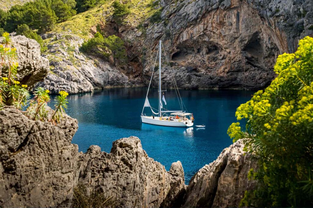 Crique aux eaux turquoise découverte pendant une colonie de vacances à Majorque.