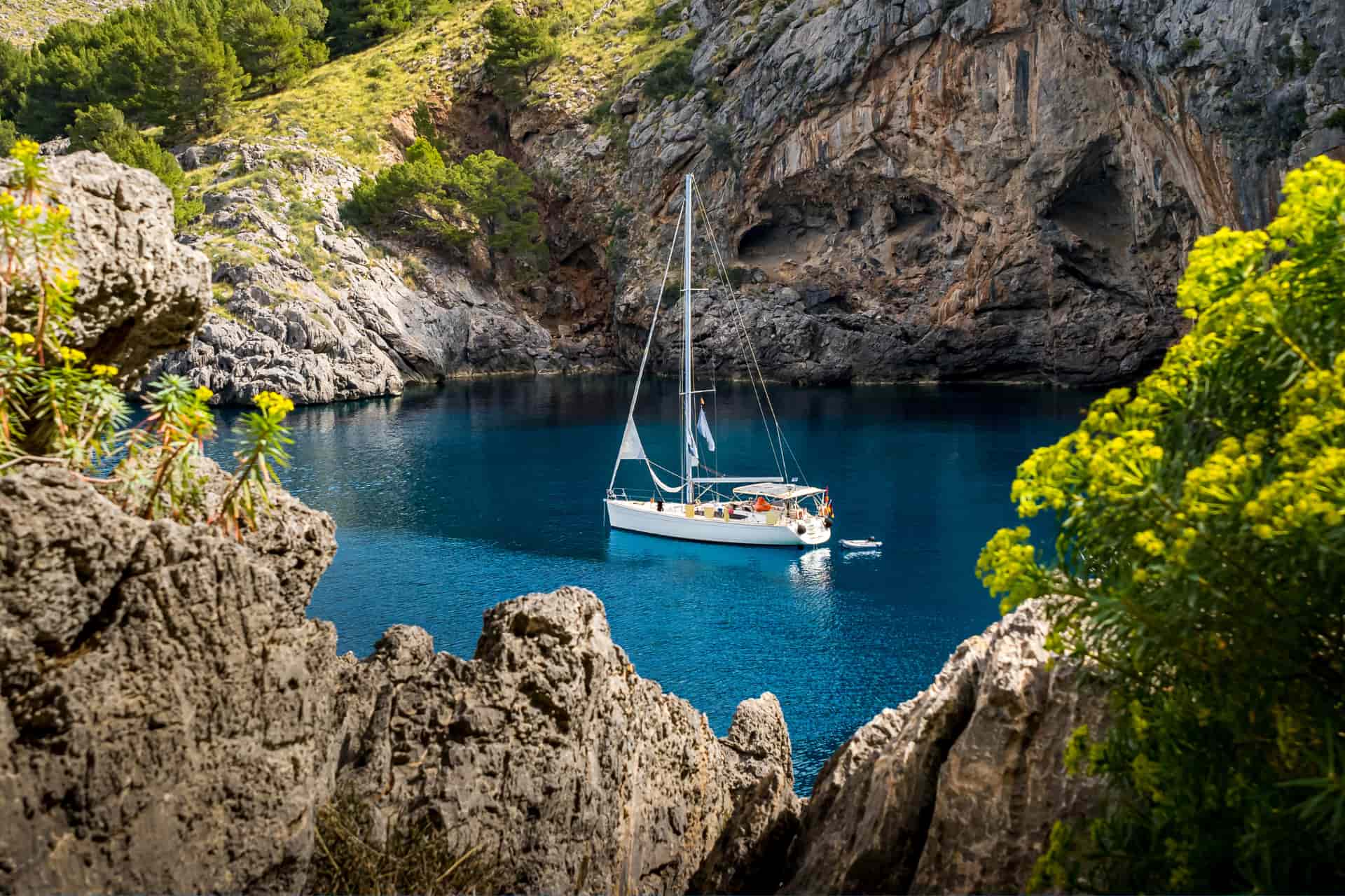 Crique aux eaux turquoise découverte pendant une colonie de vacances à Majorque.