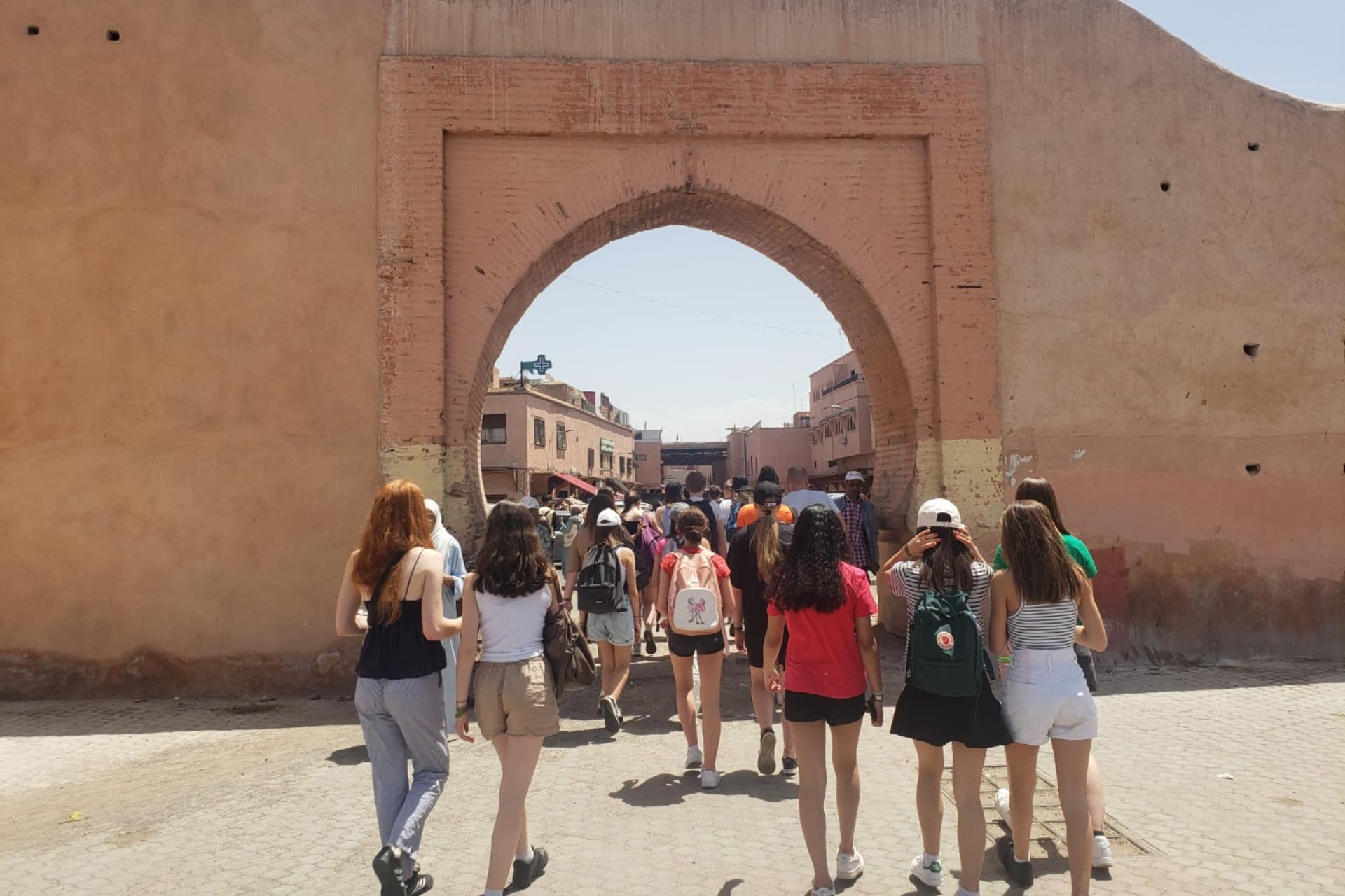 Groupe de jeunes visitant une médina lors d'un séjour itinérant au Maroc.