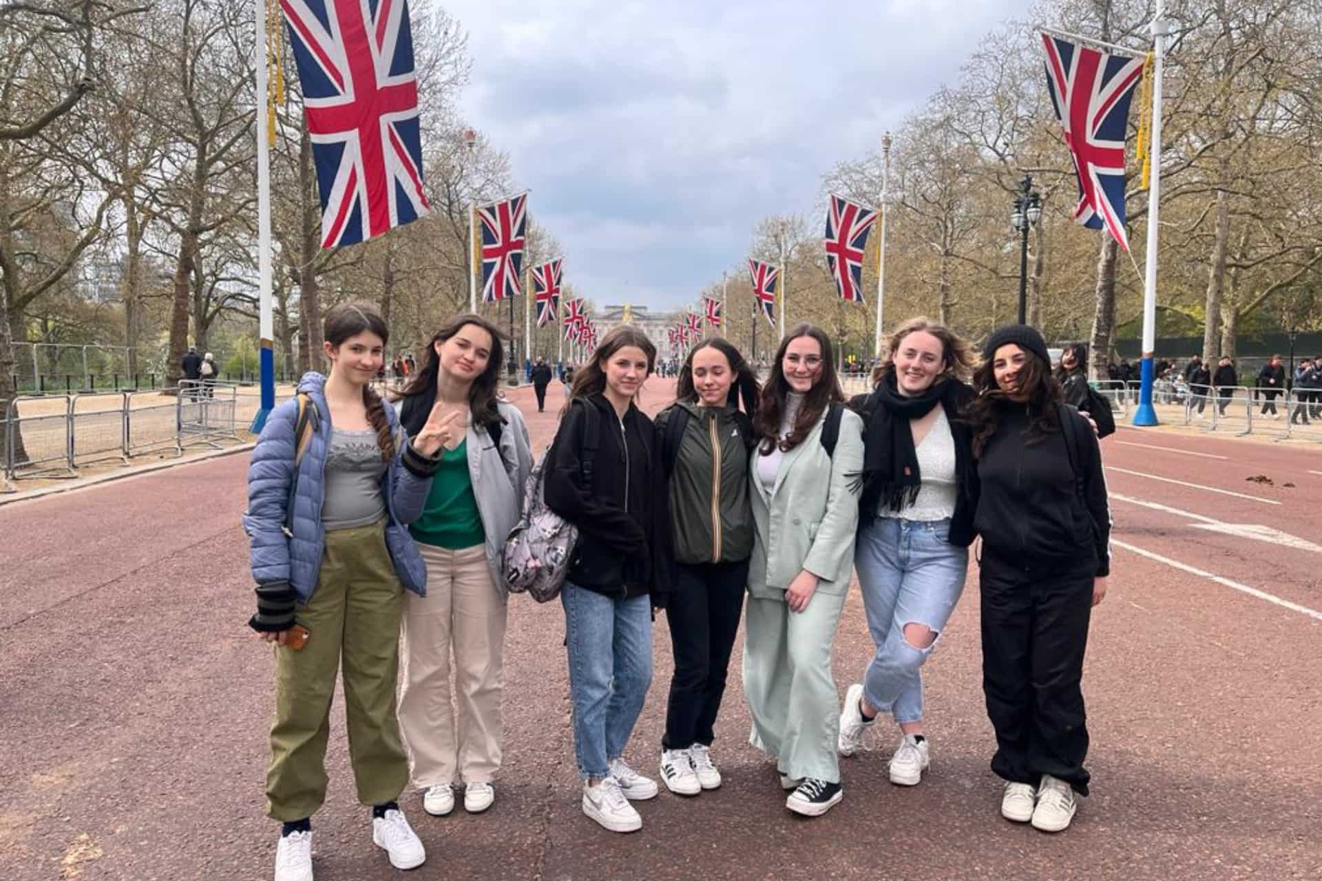 Jeunes devant Buckingham Palace pendant leur séjour linguistique à Hastings.