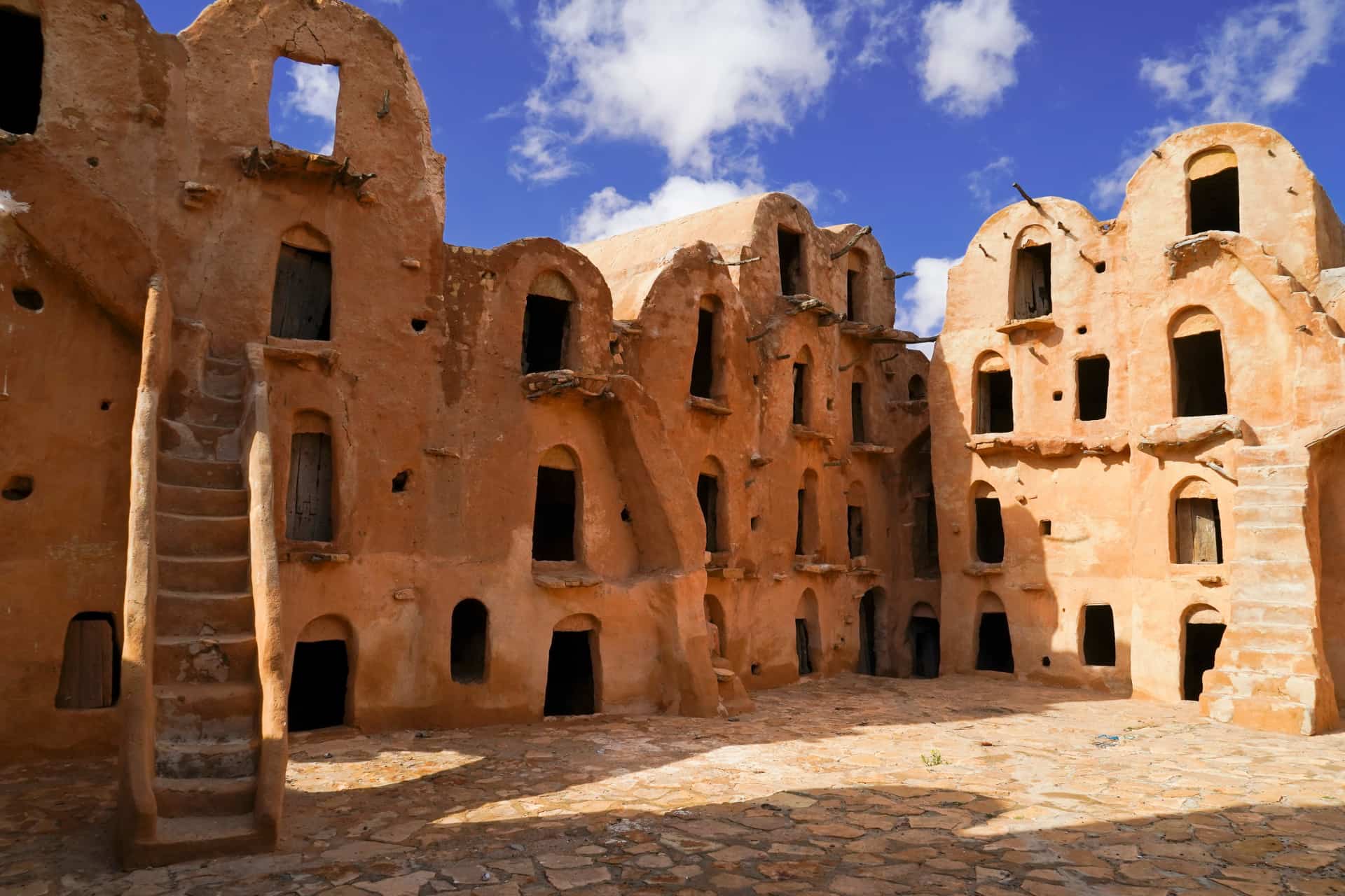 Ksar traditionnel en terre dans le sud de la Tunisie lors d'une colonie de vacances en Tunisie