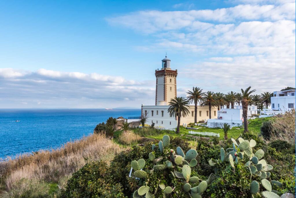 Phare du Cap Spartel à Tanger pendant une colonie de vacances au Maroc.