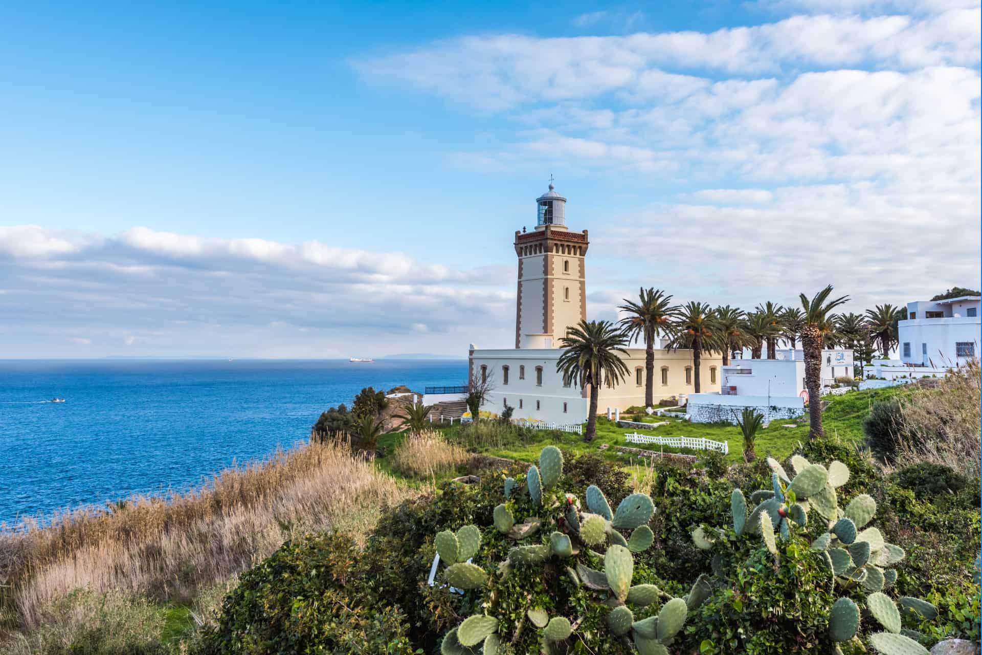 Phare du Cap Spartel à Tanger pendant une colonie de vacances au Maroc.