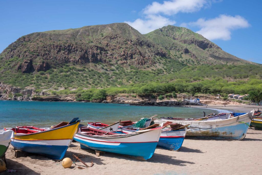 Barques de pêche sur la plage de Tarrafal au Cap-Vert.