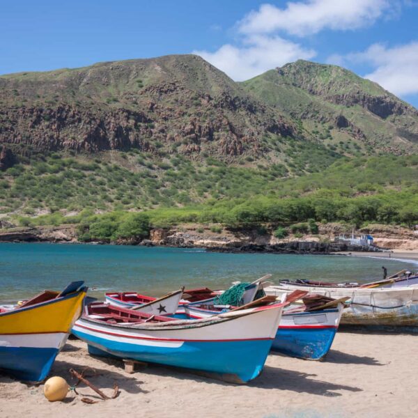 Barques de pêche sur la plage de Tarrafal au Cap-Vert.