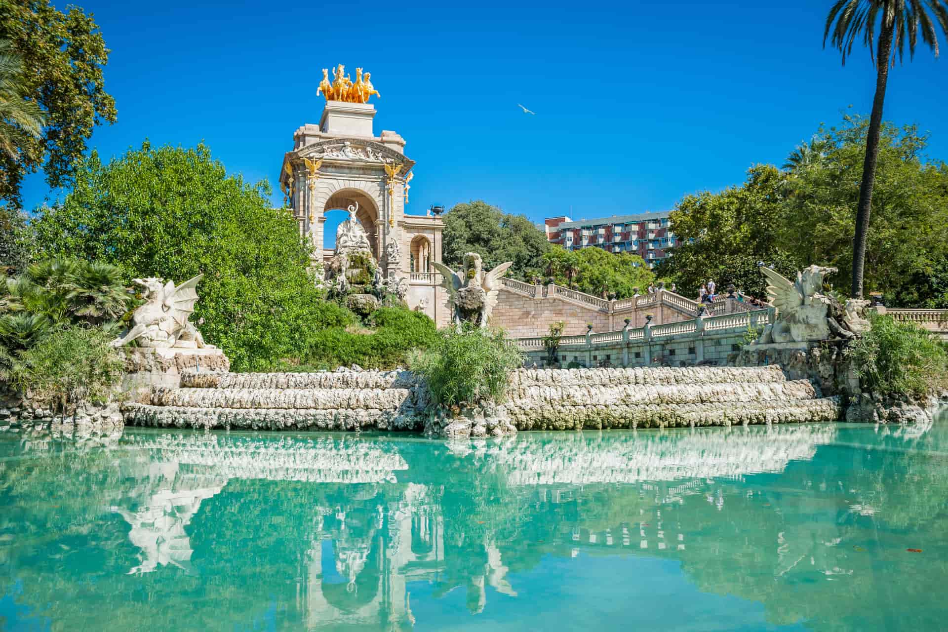 Une balade nature et patrimoine pendant la colonie de vacances Barcelone printemps.