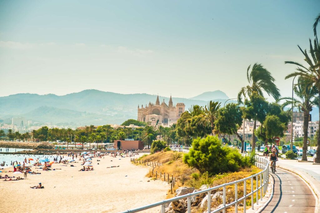 Plage de Palma et cathédrale lors d'une colonie de vacances à Majorque