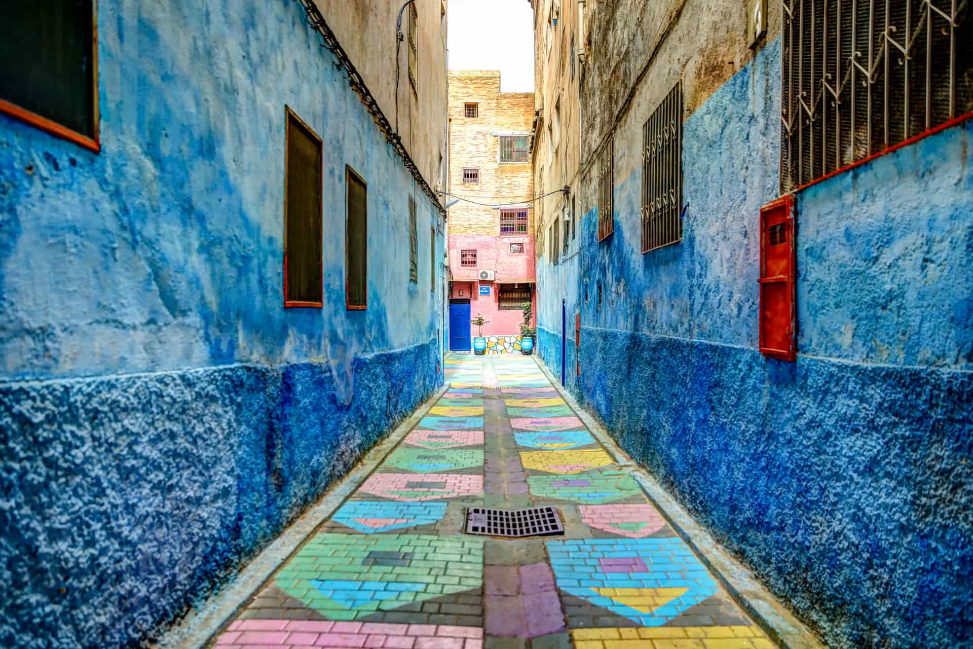 Ruelle colorée d'une médina marocaine pendant un séjour au Maroc.