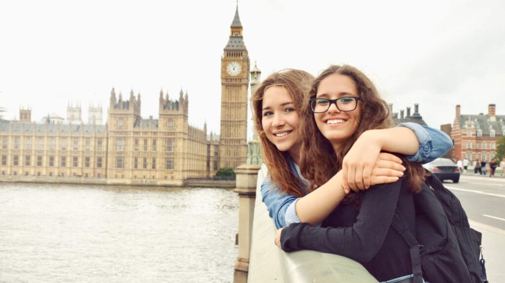 Deux participantes découvrent Big Ben lors de leur colonie de vacances à Londres.