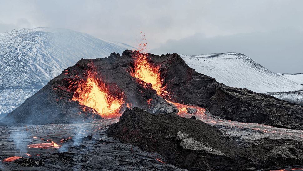 L’activité volcanique façonne les paysages spectaculaires de l’Islande.